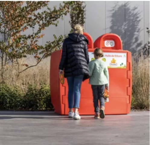 Voor dit project zette Rotech zijn expertise in rotomoulding in om een sterke, onderhoudsvriendelijke en vandalismebestendige container te realiseren. Deze combinatie van functioneel ontwerp en technische precisie maakt van de OlioBox een toonbeeld van hoe rotatiegieten bijdraagt aan circulaire en gebruiksvriendelijke productoplossingen.